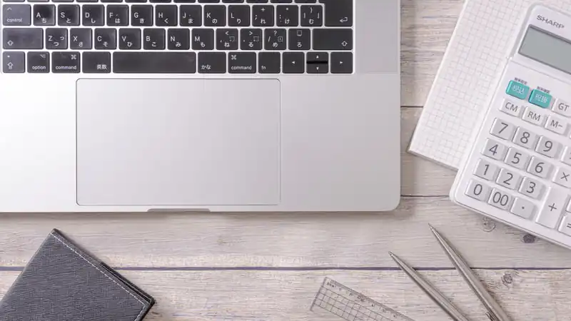 パソコンで技術計算をおこなうイメージ